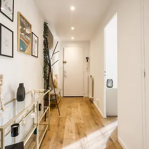 The Golden White, Appartement